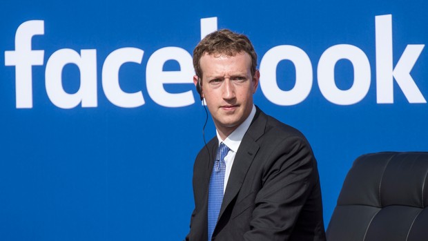 Mark Zuckerberg, chief executive officer of Facebook Inc., listens as Narendra Modi, India's prime minister, not pictured, speaks during a town hall meeting at Facebook headquarters in Menlo Park, California, U.S., on Sunday, Sept. 27, 2015. Prime Minister Modi plans on connecting 600,000 villages across India using fiber optic cable as part of his "dream" to expand the world's largest democracy's economy to $20 trillion. Photographer: David Paul Morris/Bloomberg *** Local Caption *** Mark Zuckerberg