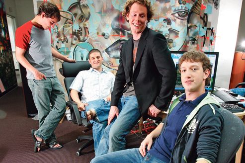 Mark Zuckerberg, right, the chief executive of Facebook, in the office with early employees, from left, Andrew McCollum, Dustin Moskovitz and Sean Parker, in Palo Alto, Calif., May 24, 2005. Zuckerberg is facing an unfamiliar landscape in running a public company, monitored by a merciless stock market. *** Local Caption *** Bureau, interieur, employesPhoto d'archive 2005